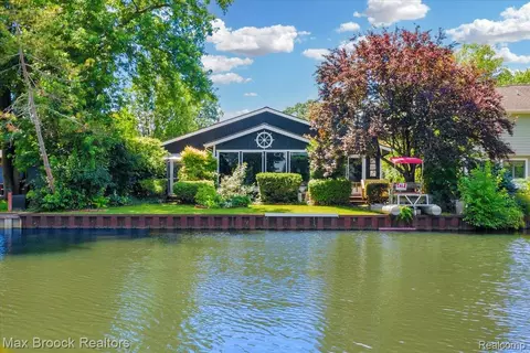 2840 Wall St, Keego Harbor, MI 48320