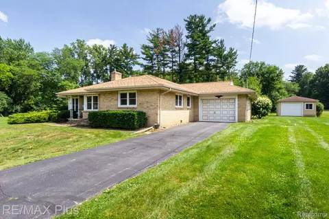 1320 Kra Nur Dr, Burton, MI 48509