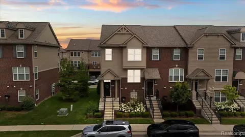 2582 Helmsdale Cir, Rochester, MI 48307