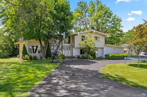 5589 Pembury, West Bloomfield, MI 48322