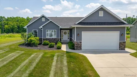 5606 Chatham Ln, Grand Blanc, MI 48439