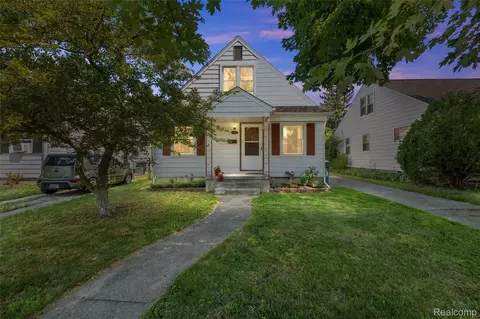 8600 Saratoga St, Oak Park, MI 48237