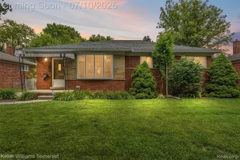 26418 Harmon St, Saint Clair Shores, MI 48081