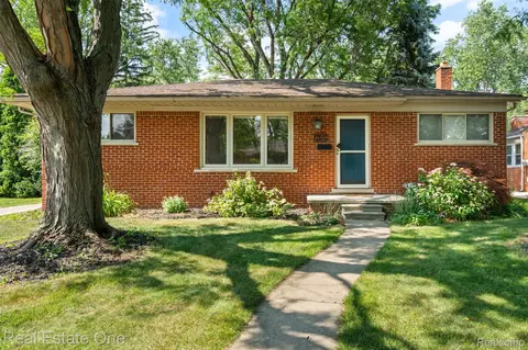 17022 Marguerite St, Beverly Hills, MI 48025