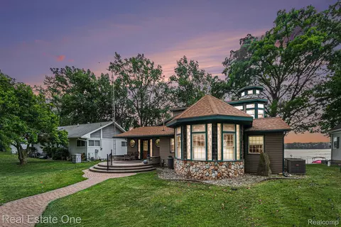 634 Dorbert Dr, Waterloo, MI 49259