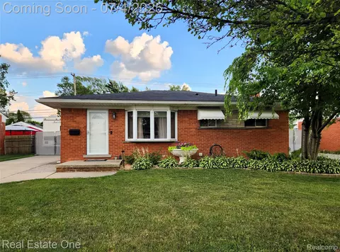 15622 Chestnut St, Roseville, MI 48066