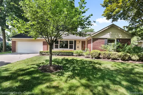 1009 Atlantic St, Milford, MI 48381