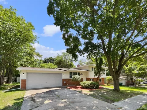 1326 Penarth St, Commerce, MI 48382