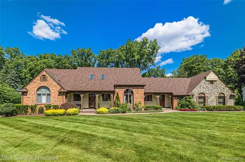 2525 Crofton Ct, Bloomfield Hills, MI 48304