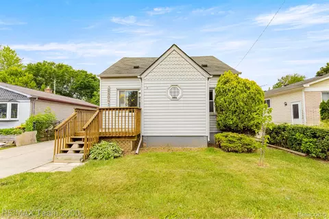 28041 Essex St, Roseville, MI 48066