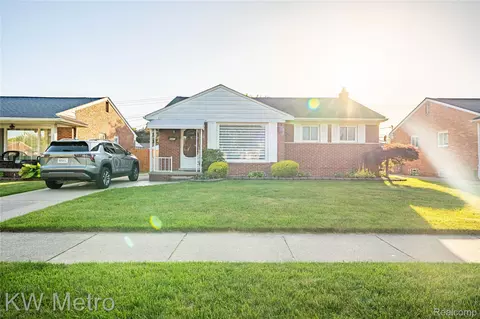 8487 Salem Ln, Dearborn Heights, MI 48127