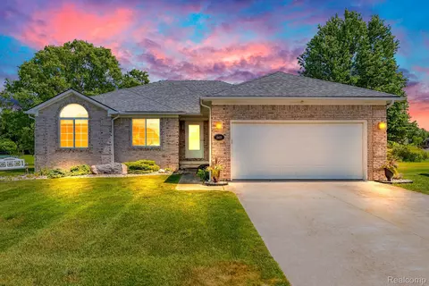 8419 Forest Glen Dr, Grand Blanc, MI 48439