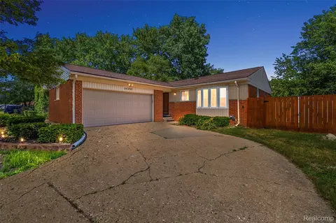 26250 Virginia Dr, Warren, MI 48091