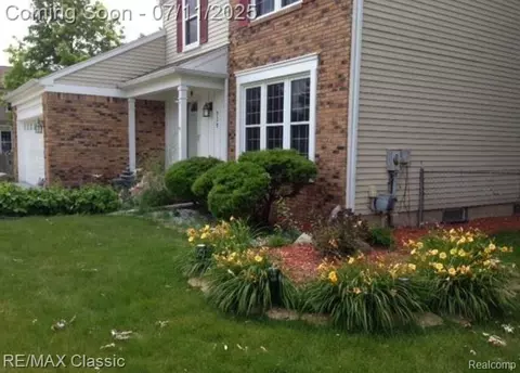 939 Paddington Rd, Canton, MI 48187