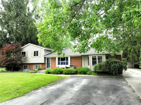9100 Mayfred Dr, Hamburg, MI 48169