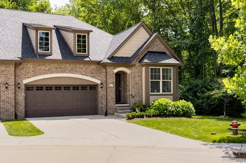 1079 Hampshire Ct, Rochester, MI 48307
