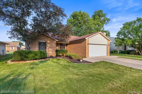 37746 Juniper Dr, Sterling Heights, MI 48310
