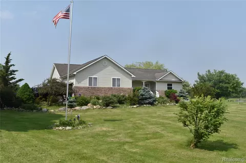 2875 Oakwood Rd, Ortonville, MI 48462