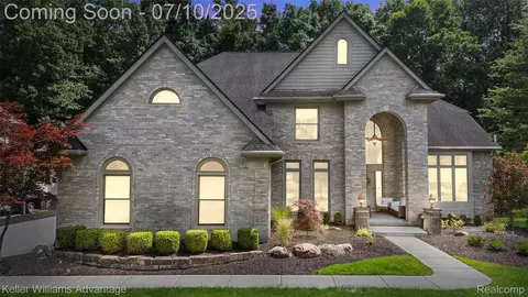 7177 S Oak Ct W, West Bloomfield, MI 48323