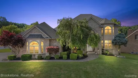 53641 Buckingham Ln, Shelby Township, MI 48316