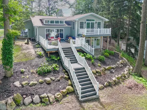 9471 Ridge Rd, Goodrich, MI 48438