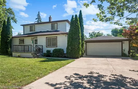 1089 Tecumseh Ave, Waterford, MI 48327