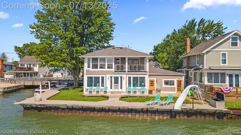 106 St Clair River Dr, Algonac, MI 48001
