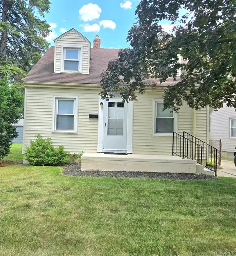 19332 Beaconsfield St, Harper Woods, MI 48225