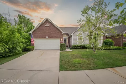 30166 Brightwood Dr #40, Novi, MI 48377