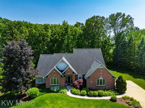 510 Roxbury Dr, Lake Orion, MI 48359