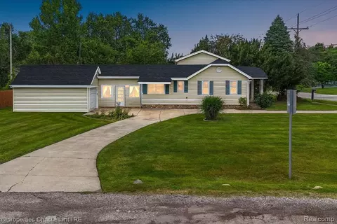 4681 Cass Elizabeth Rd, Waterford, MI 48327