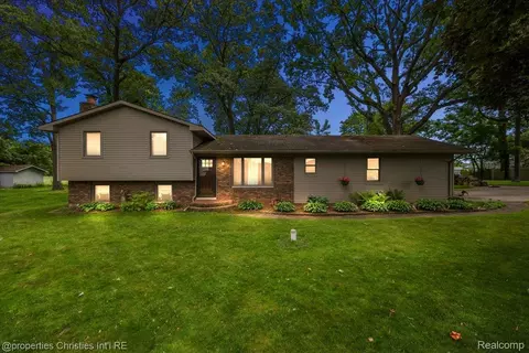 7871 Sunset St, West Bloomfield, MI 48323