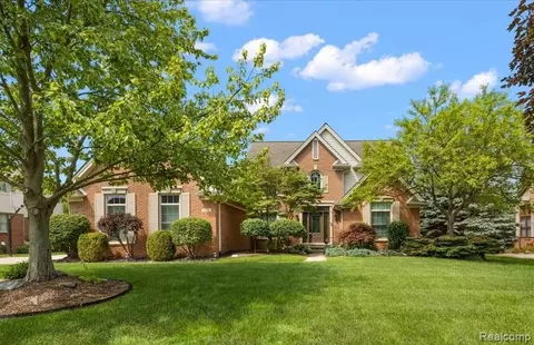 6591 Tree Knoll Dr, Troy, MI 48098