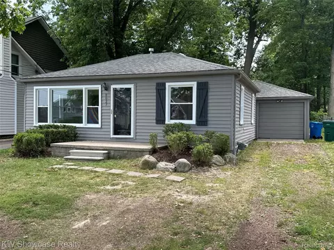 8027 Flagstaff St, Commerce, MI 48382