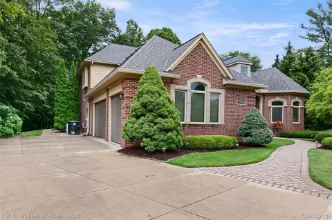 30489 Munger Dr, Livonia, MI 48154
