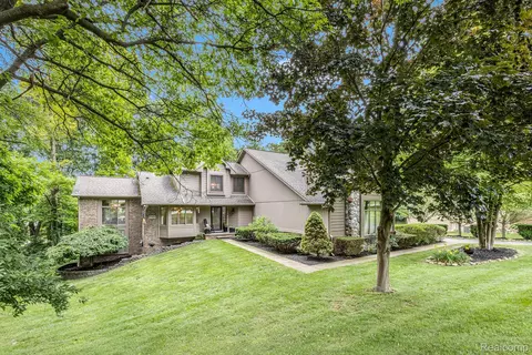 9780 Oak Valley Dr, Springfield, MI 48348