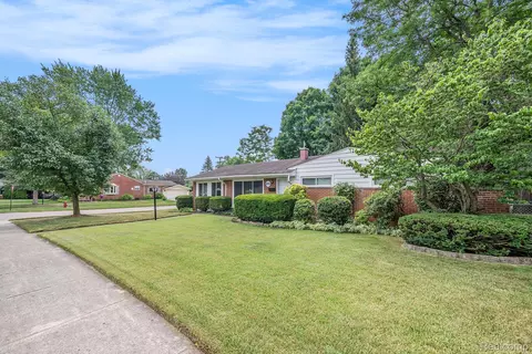 18751 Norwich Rd, Livonia, MI 48152
