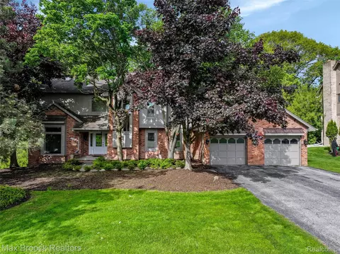 5844 Independence Ln, West Bloomfield, MI 48322