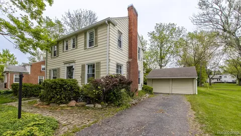 3070 Old Orchard Dr, Waterford, MI 48328