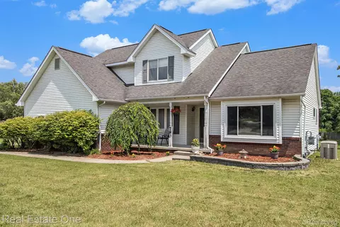 790 Vivian Ln, Oxford, MI 48371
