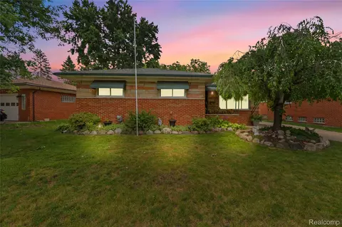 26714 Dover Ct, Warren, MI 48089
