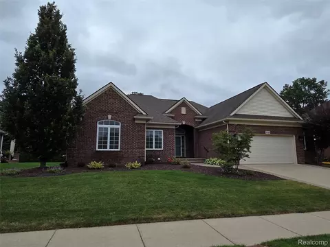 2181 E Shore Dr, Rochester Hills, MI 48307