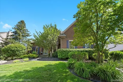 45822 Bristol Cir, Novi, MI 48377