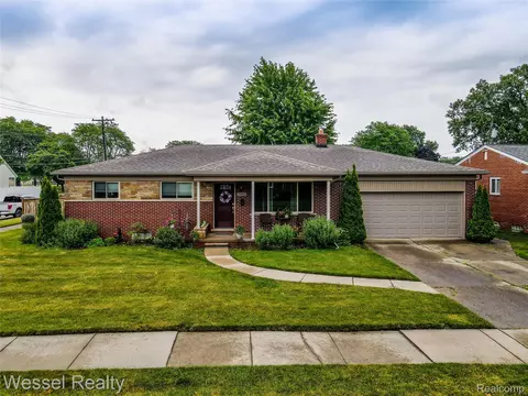 28460 Palm Beach Dr, Warren, MI 48093