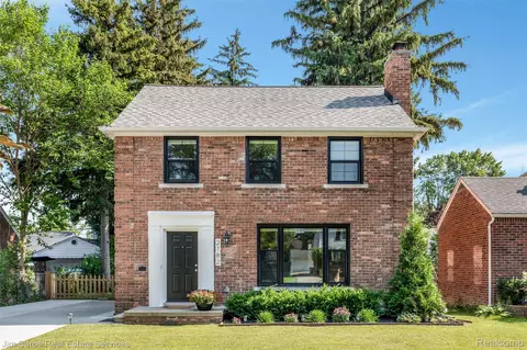 2182 Hawthorne Rd, Grosse Pointe Woods, MI 48236