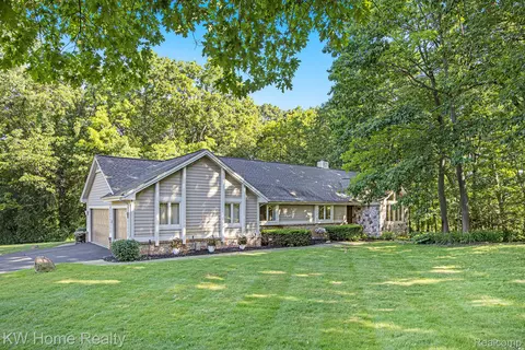 165 Audubon Dr, White Lake, MI 48383