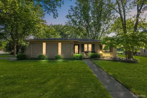 4674 Chapel Dr, Troy, MI 48085