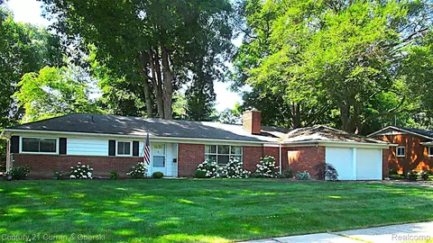 34005 Alta Loma Dr, Farmington, MI 48335