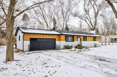 29755 Rosemond Dr, Southfield, MI 48025