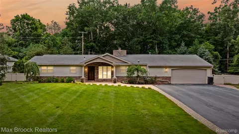 2220 Klingensmith Rd, Bloomfield Hills, MI 48302